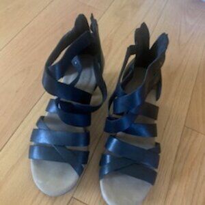 Clarks Black Strappy Leather Sandals – Size 6 – Like New